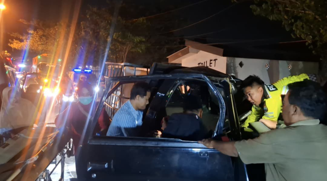 Evakuasi Dramatis Korban Laka Maut di Bangkalan: Pikap Tabrak Truk Parkir, Satu Orang Meninggal