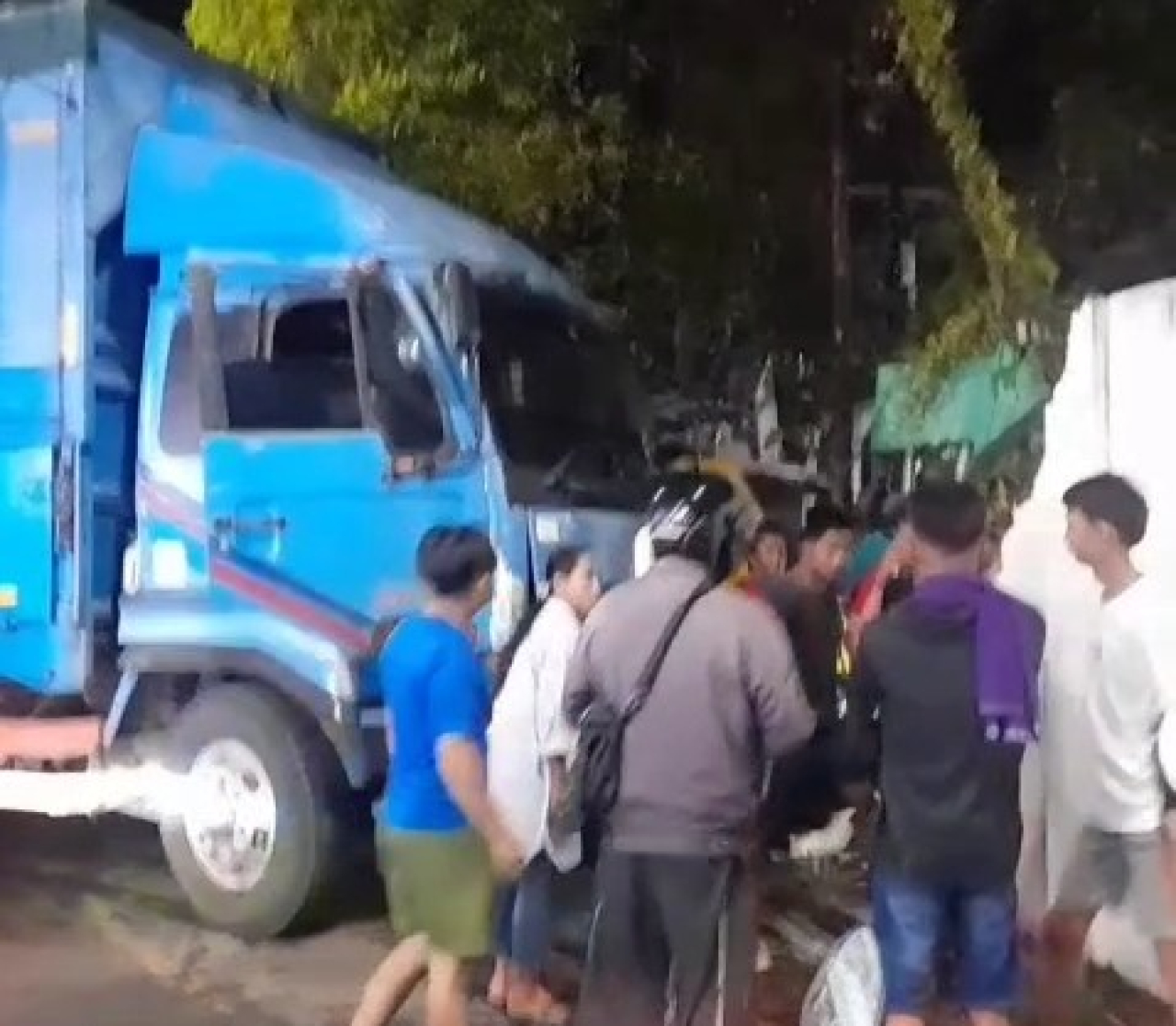 Truk Box Rem Blong Tabrak Colt Diesel dan Motor di Jember, Dua Pemuda Luka Serius
