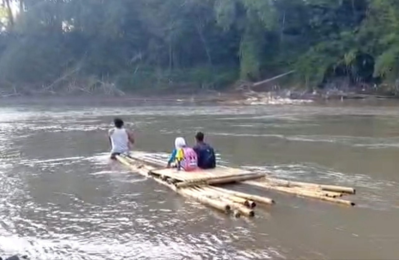 Pelajar di Jember Terpaksa Naik Rakit Usai Jembatan Putus Diterjang Banjir