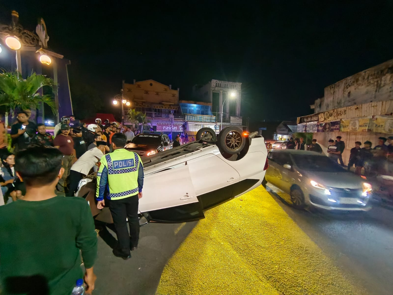 Mobil Sigra Terguling di Jember, Diduga Hilang Kendali Saat Melaju Kencang
