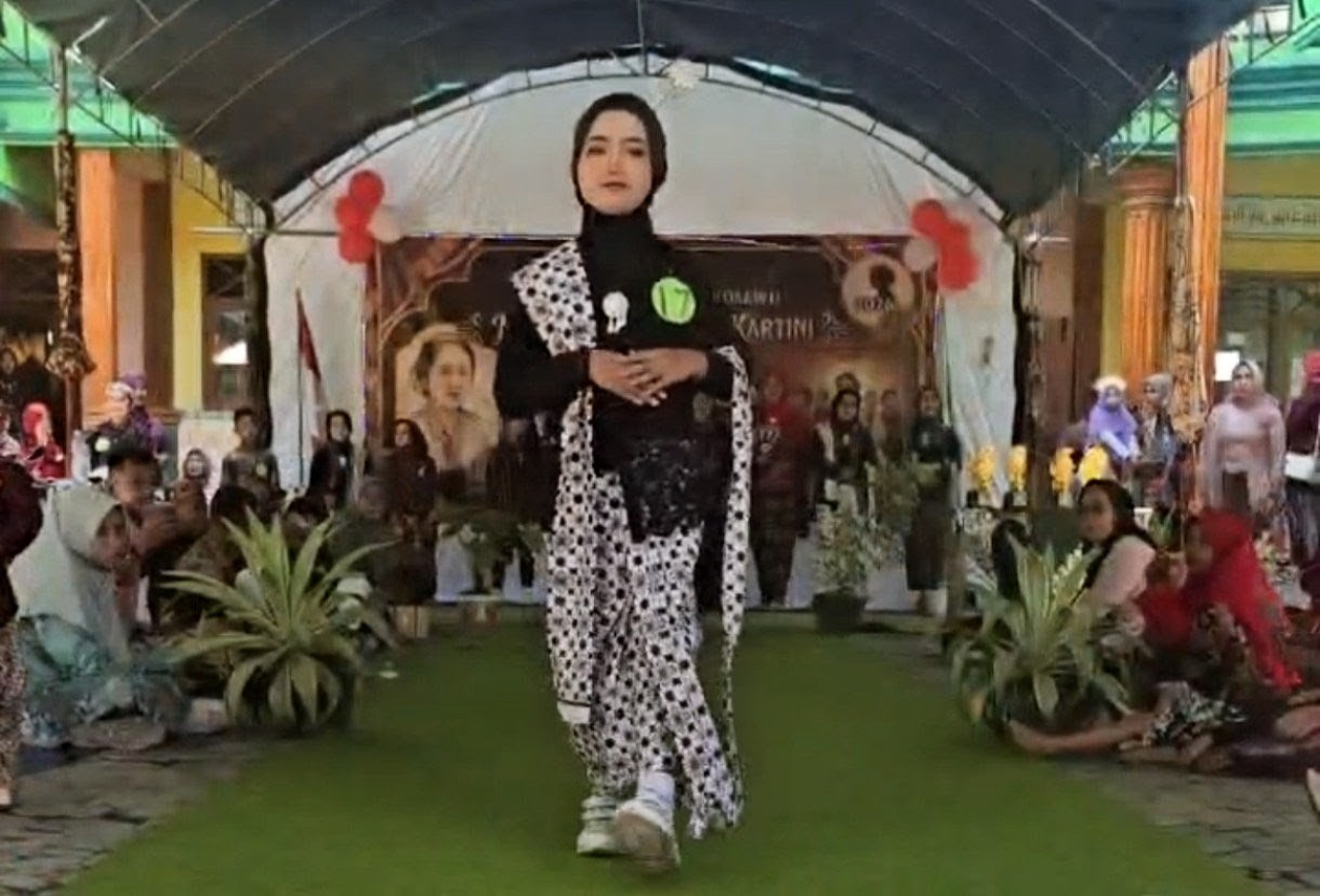 Semangat Kartini, Yayasan Al Abror Bojonegoro Gembleng Mental Siswa Lewat Fashion Show