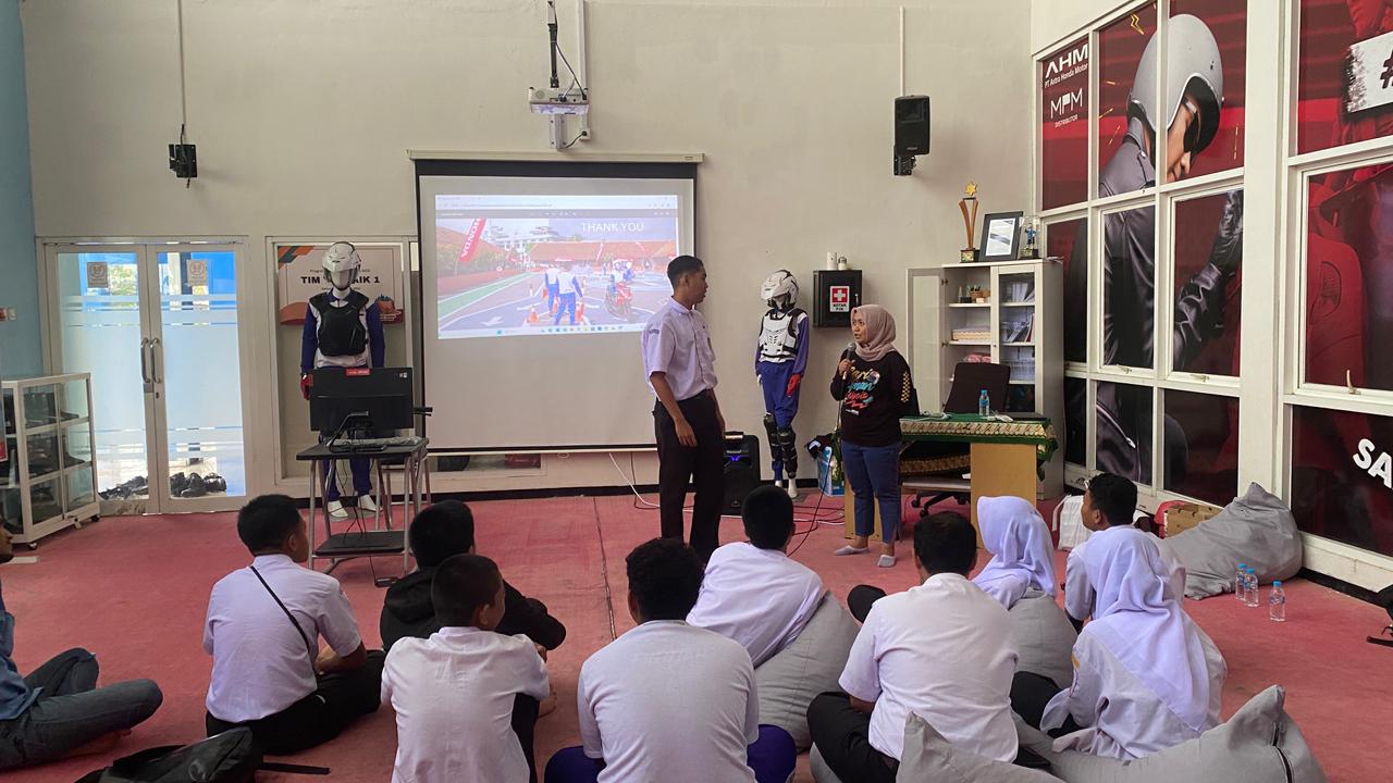 Siapkan Generasi #Cari_Aman, Siswa SMK Muhammadiyah 1 Kepanjen Ikuti Sosialisasi Safety Riding Camp 2026