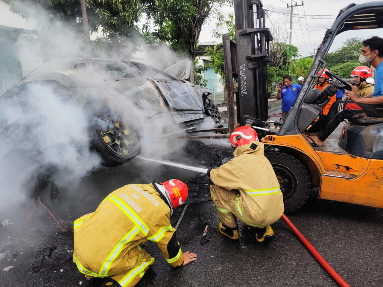 Mobil Listrik Terbakar Mendadak Saat Melaju di Jalan Mayjen Sungkono Kebomas Gresik, Diduga Dipicu Overheat