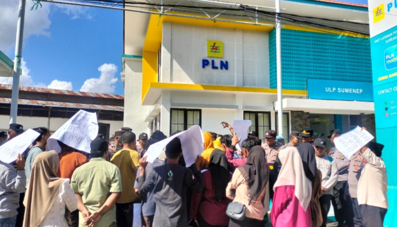 Warga Batang Batang Daya Geruduk PLN Sumenep, Protes Kabel Listrik Melintas Lahan Tanpa Izin