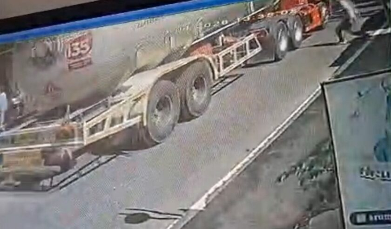 Seorang Pria Menabrakan Diri ke Truk Depan SMPN 1 Mojo Kediri