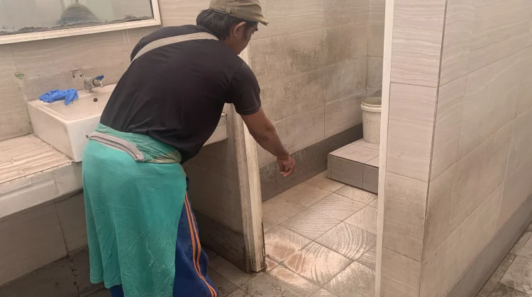 Petugas Kebersihan Temukan Mayat Pria di Kamar Mandi Taman Bungkul Surabaya