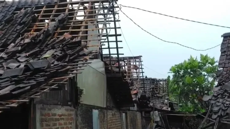 Hujan Deras Disertai Angin Kencang Rusak Sejumlah Rumah di Ngawi