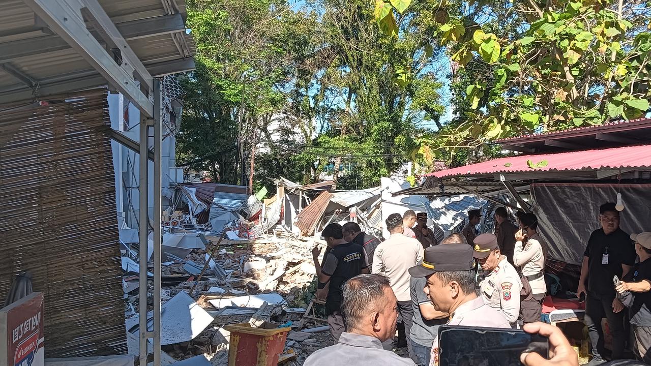 Polisi mendata bangunan yang rusak akibat gempa di Bitung, Sulawesi Utara