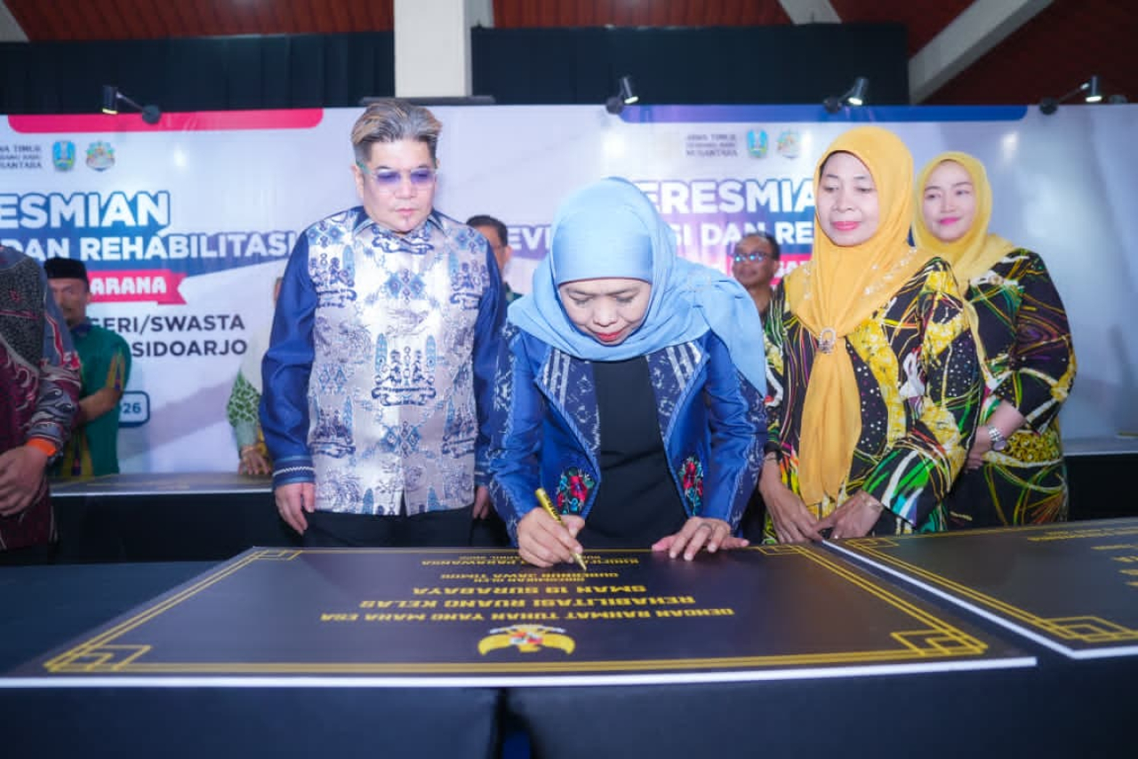 Gubernur Khofifah Tutup Lomba Kompetensi Siswa di SMKN 2 Surabaya