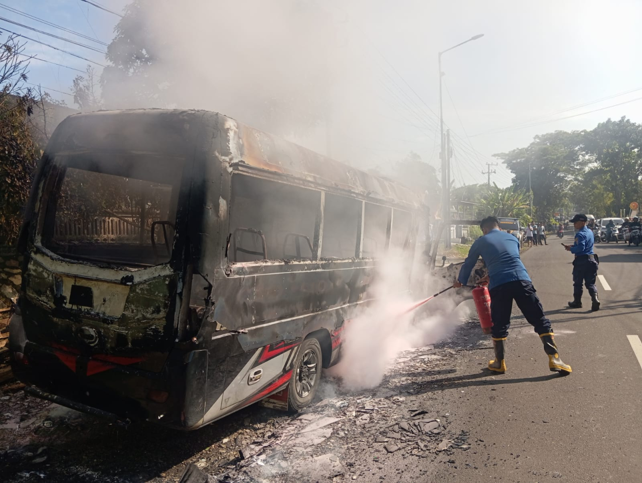 Diduga Korsleting, Mobil ELF Ditumpangi Emak-Emak Habis Dilalap Api di Jember