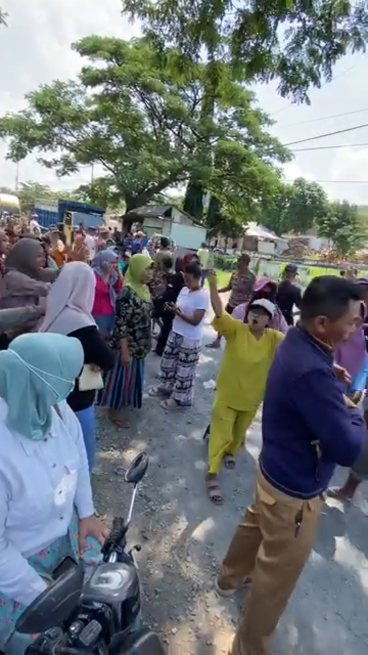 Viral Emak-emak Demo Tolak Truk Imasco Beroperasi 20 Jam