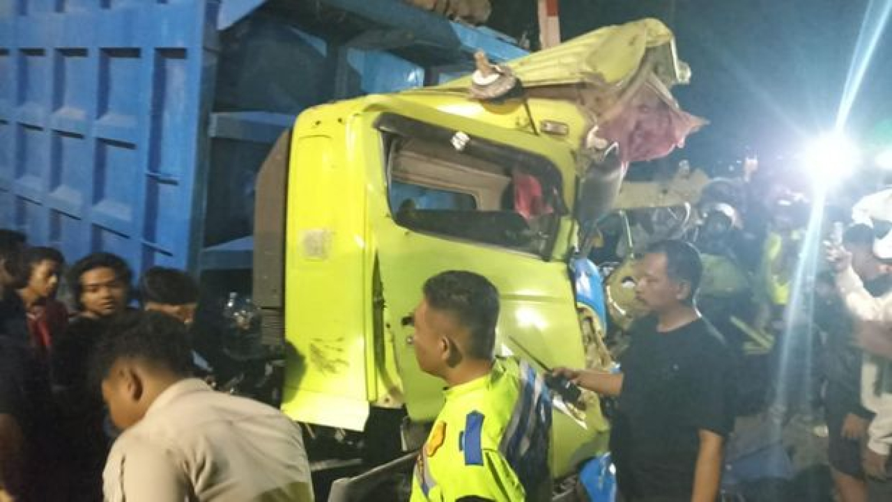 KA Dhoho Hantam Truk Muatan Pasir Mogok di Perlintasan Sanan Wetan Blitar