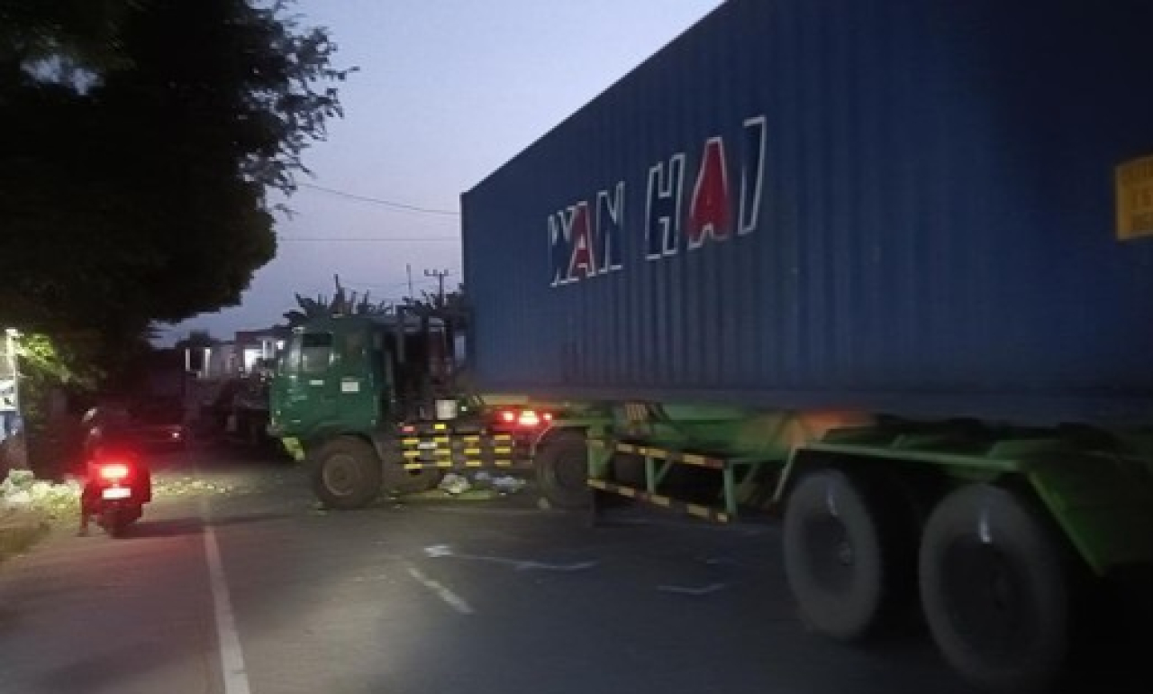 Truk Rem Blong Hantam Antrean di Perlintasan Probolinggo, 1 Keluarga Tewas Seketika