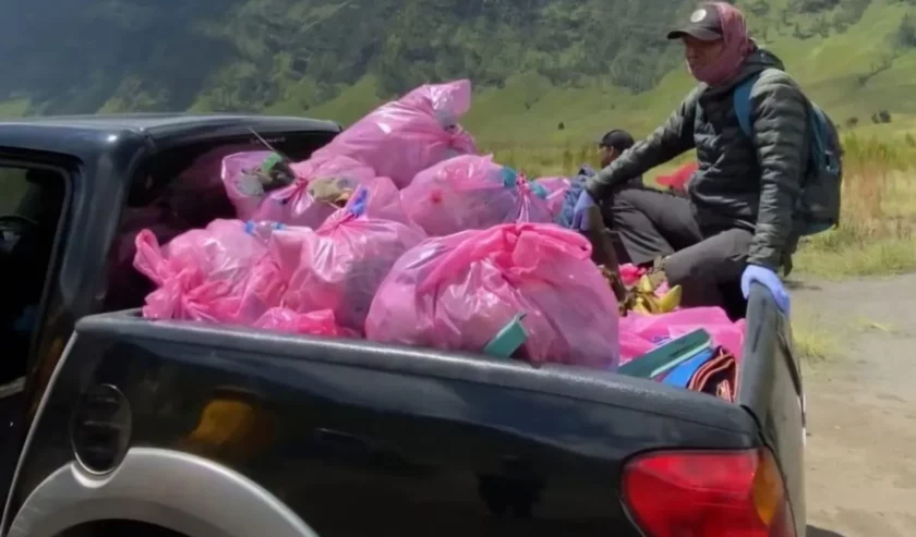 Sampah Bawaan Wisatawan di Gunung Bromo Capai 1 Ton