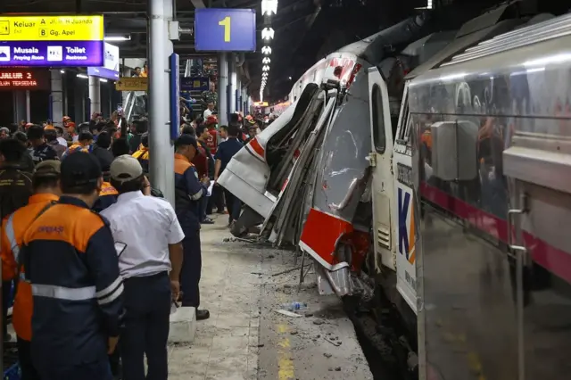 Tabrakan KA di Stasiun Bekasi, 7 Orang Meninggal Puluhan Luka