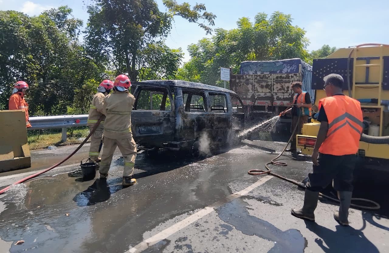 Mobil Suzuki Carry Terbakar di Akses Tol Kebomas Gresik, Pengemudi Selamat