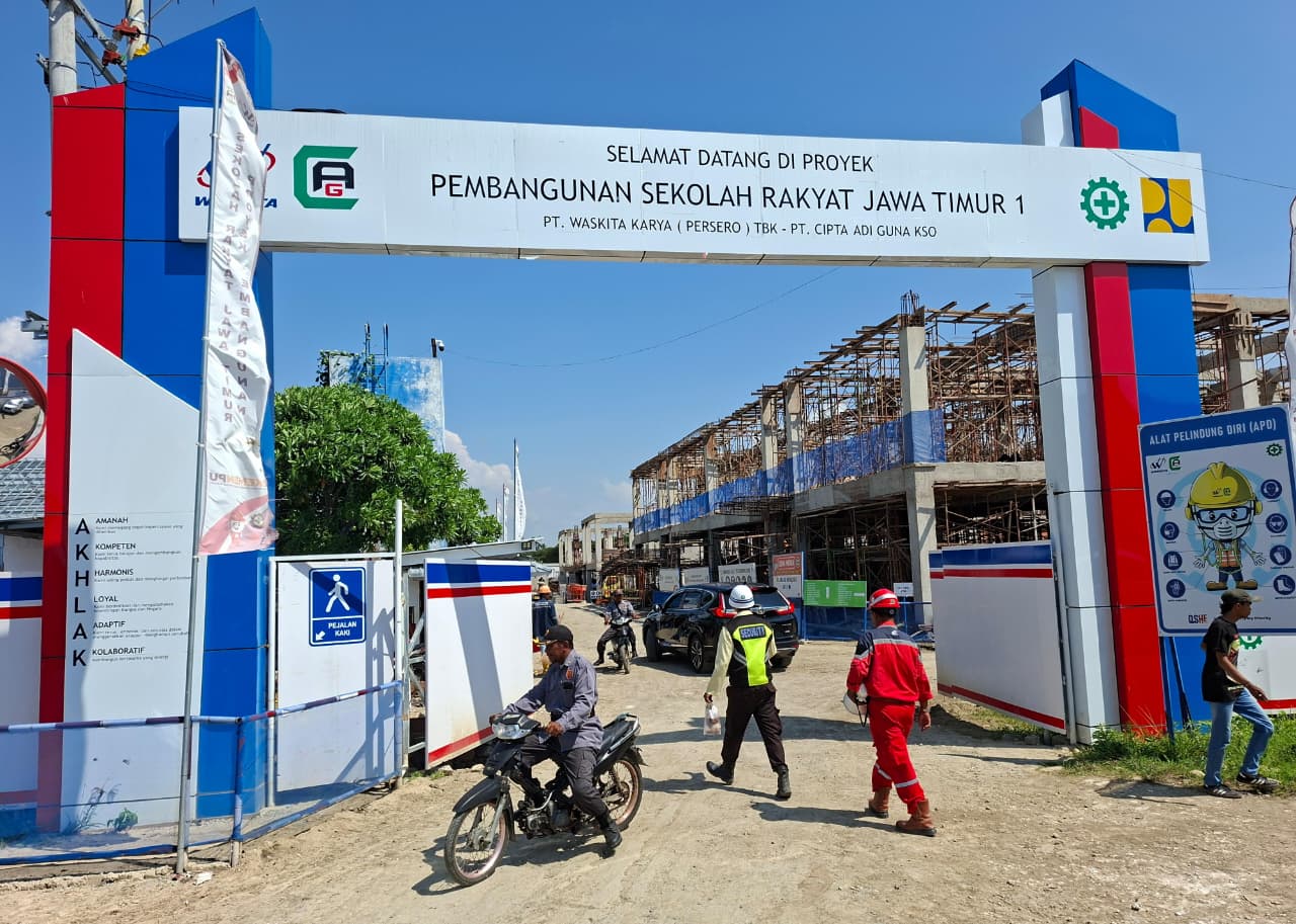 Suasana di lokasi pembangunan Sekolah Rakyat di Gresik. (Qomar/Klikjatim.com)