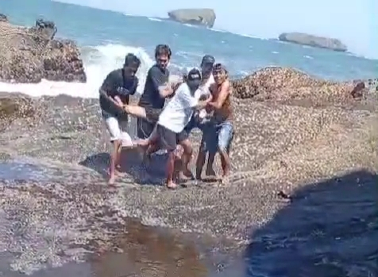 Ibu Rumah Tangga Coba Bunuh Diri Terjun ke Ombak Pantai Watu Ulo Jember, Aksinya Digagalkan Warga