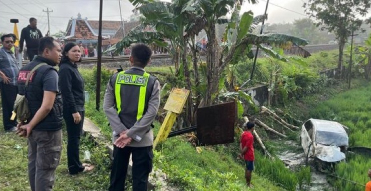 Empat Penumpang Avanza Tewas DIhantam KA Argo Broo
