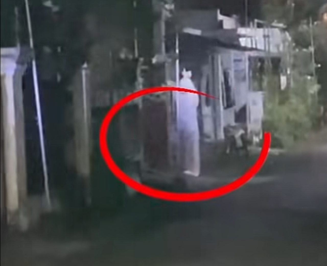 Aksi remaja iseng mengenakan kain pocong agar viral