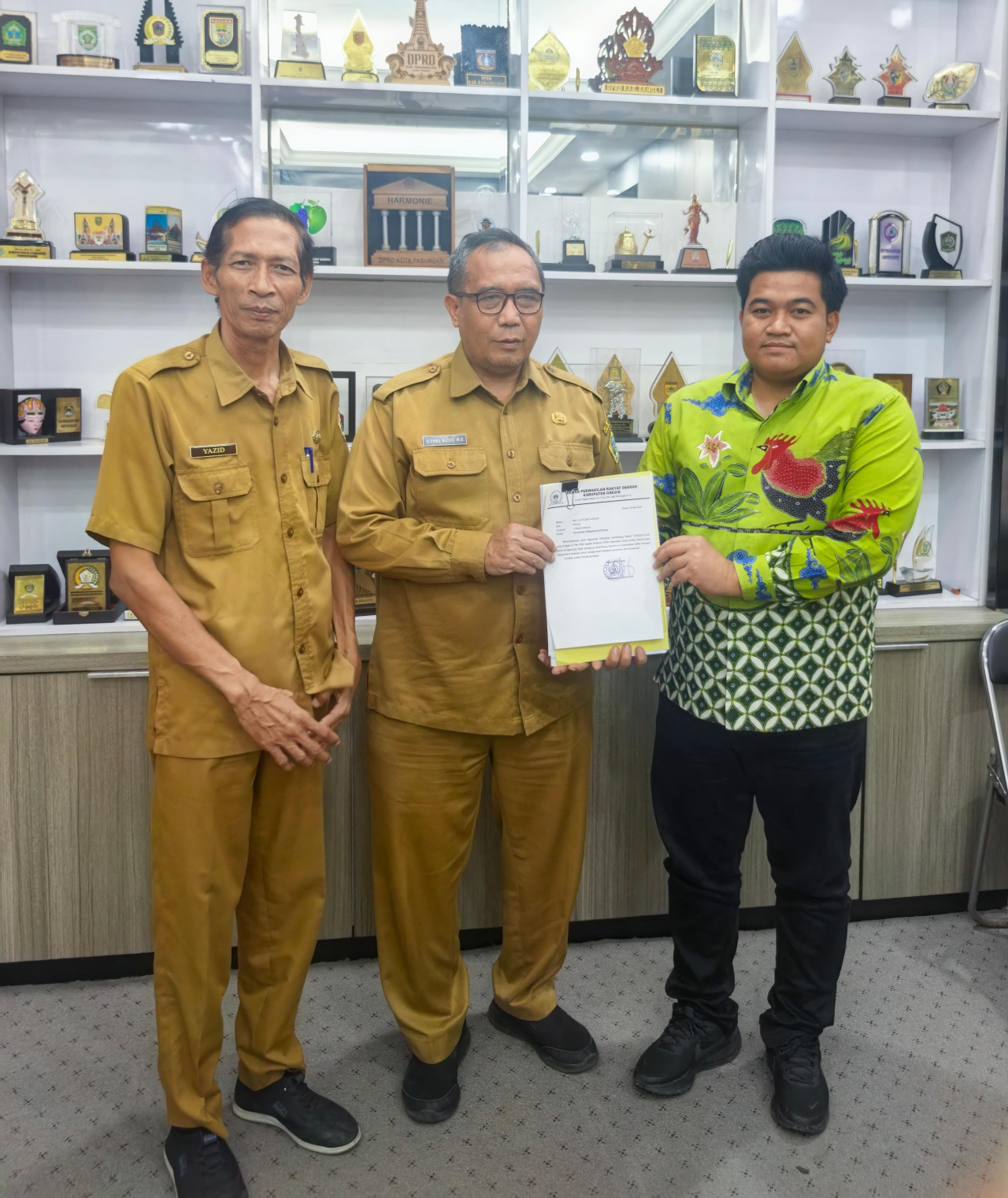 Syahrul Munir saat menyampaikan usulan pedagang semambung terkait permintaan kompensasi atas penertiban lapak kepada Sekda Pemkab Gresik, Achmad Washil Miftachul Rachman. (Dok)
