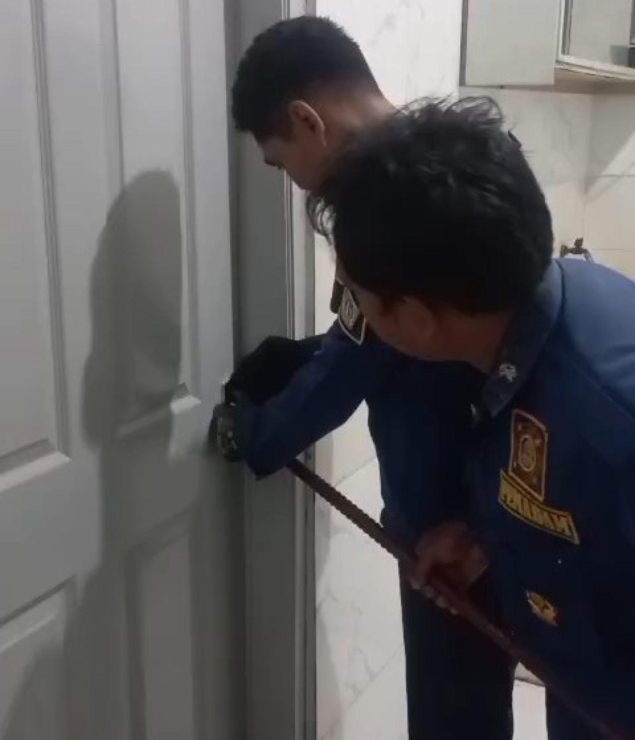 Terjebak di Kamar Tengah Malam, Warga Kebomas Diselamatkan Damkar Gresik
