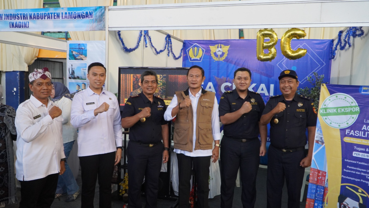 Bupati Lamongan Yuhronur Efendi bersama Kepala Bea Cukai Gresik Asep Munandar di depan stand Bea Cukai Gresik di ajang EXPOrtiva 