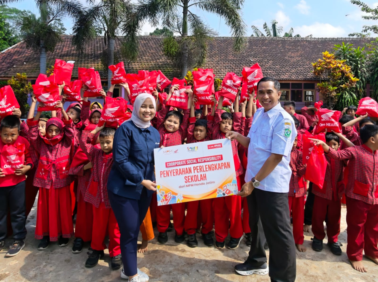 Sinergi Bagi Negeri, MPM Honda Jatim Salurkan Perlengkapan Sekolah dan Edukasi Safety Riding di SDN Pagowan 1 Lumajang