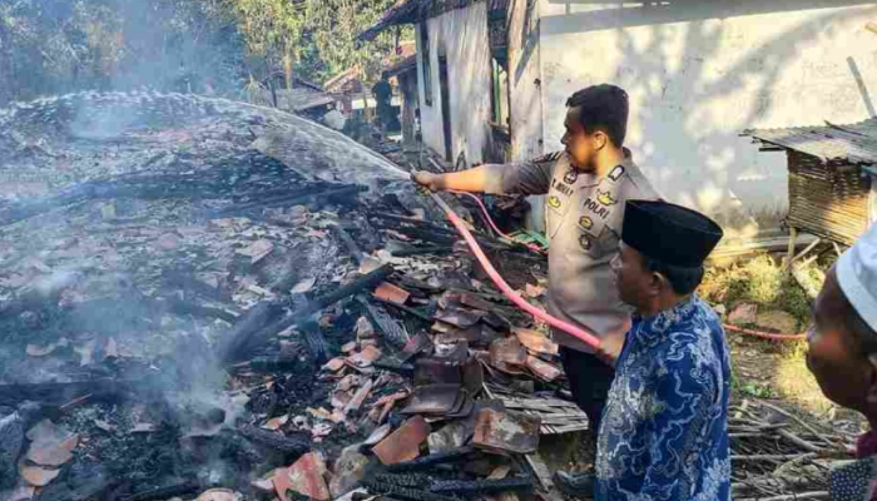 Diduga Dipicu Pembakaran Sampah, Tiga Rumah di Sumenep Hangus Dilalap Api