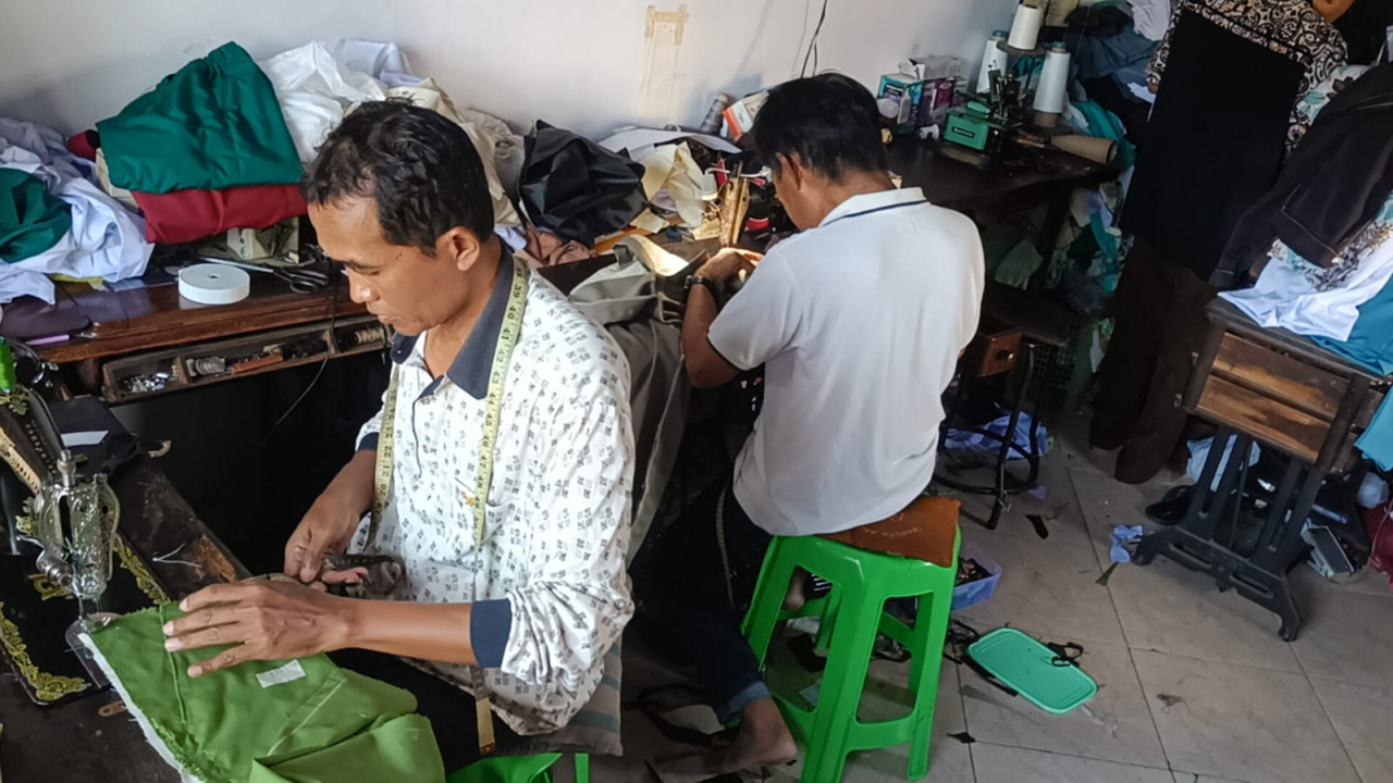 Tahun Ajaran Baru Jadi Musim Panen Penjahit Seragam, Sukrianto Kebanjiran Pesanan di Jember