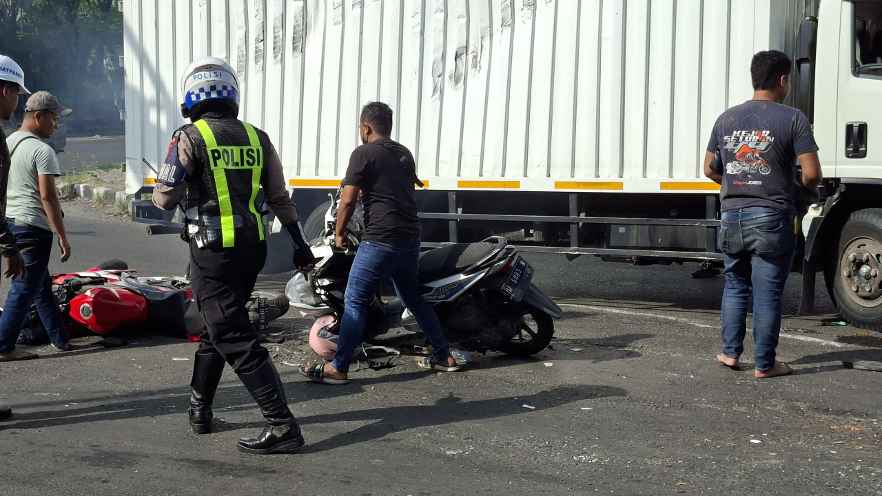 Truk Box Terguling di Simpang Empat Segoromadu Gresik Timpa Dua Motor, Tak Ada Korban Jiwa