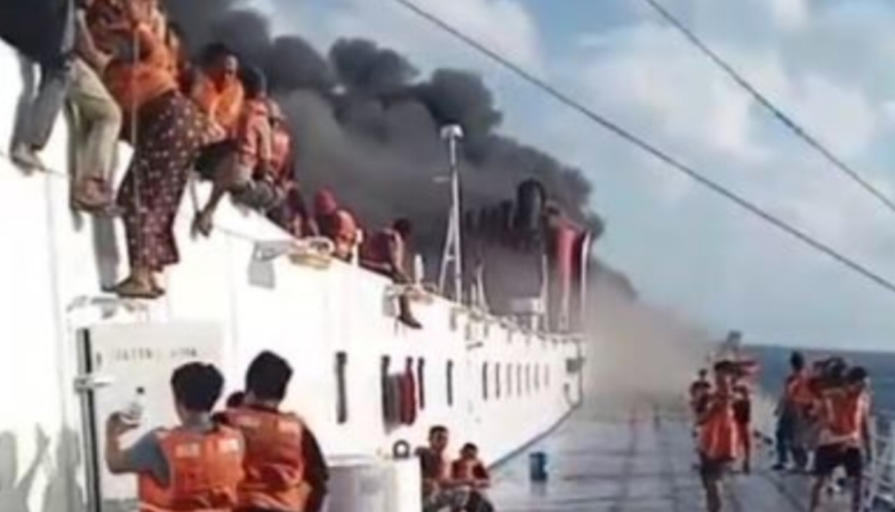 Penumpang Lompat ke Laut Untuk Selamat Saat KM Mutiara Sentosa 2 Terbakar di Utara Sumenep