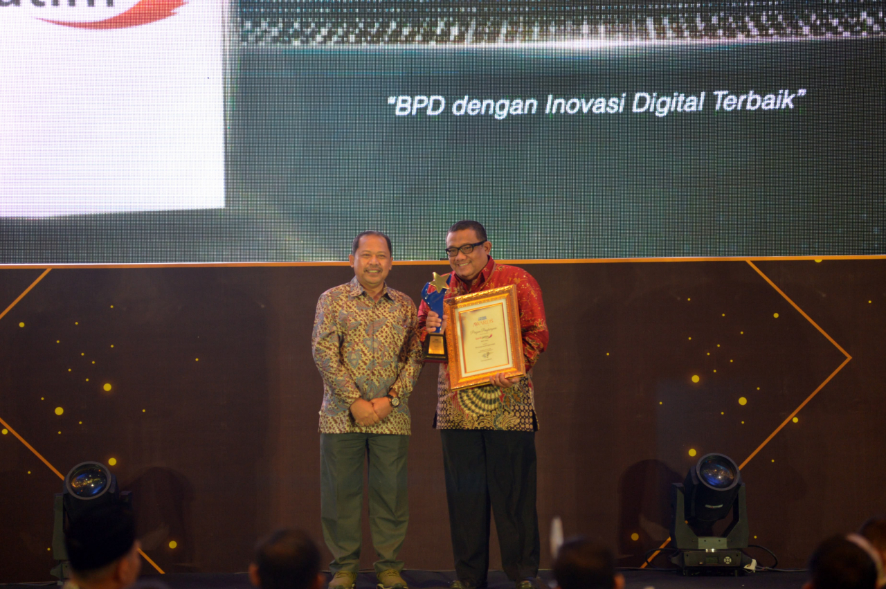 Bank Jatim juga memperoleh penghargaan BPD dengan Inovasi Digital Terbaik dalam Radar Surabaya Awards 2026. (Dok/BJTM)