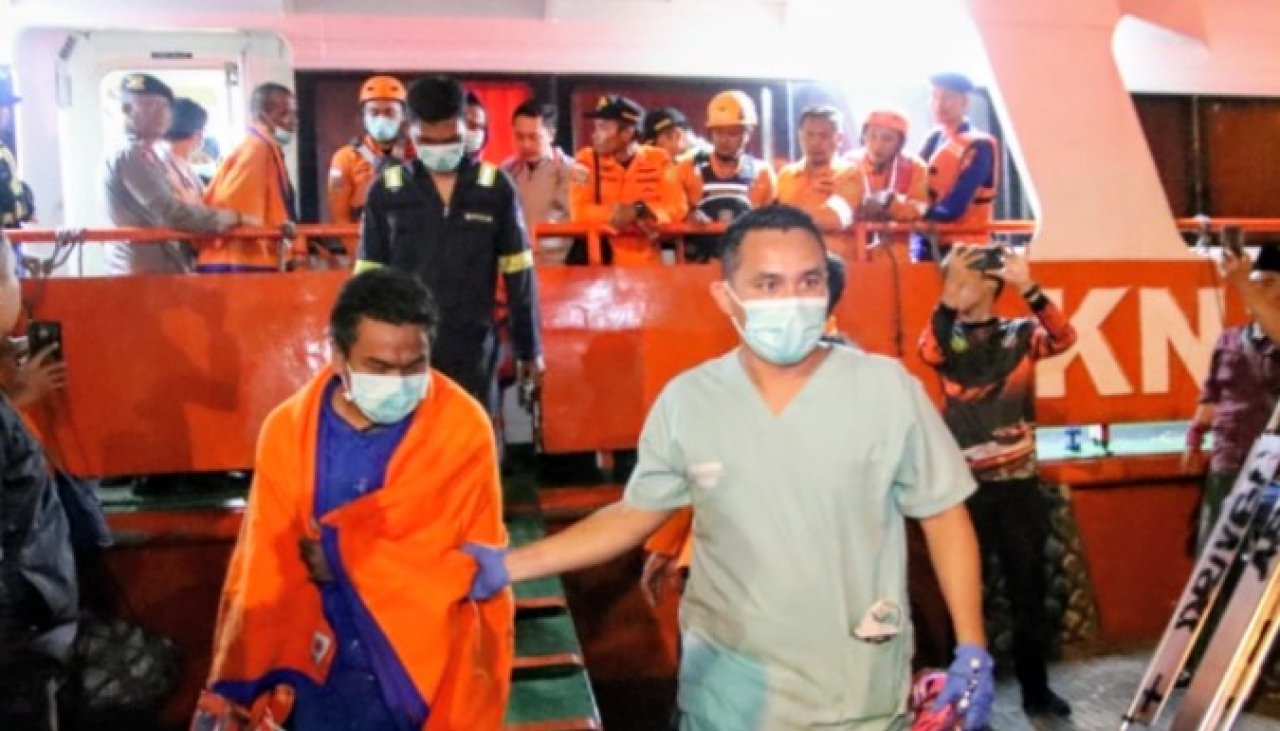 Sembilan Korban Kebakaran KM Mutiara Sentosa 2 Tiba di Pelabuhan Kalianget, Empat Dirawat di Rumah Sakit