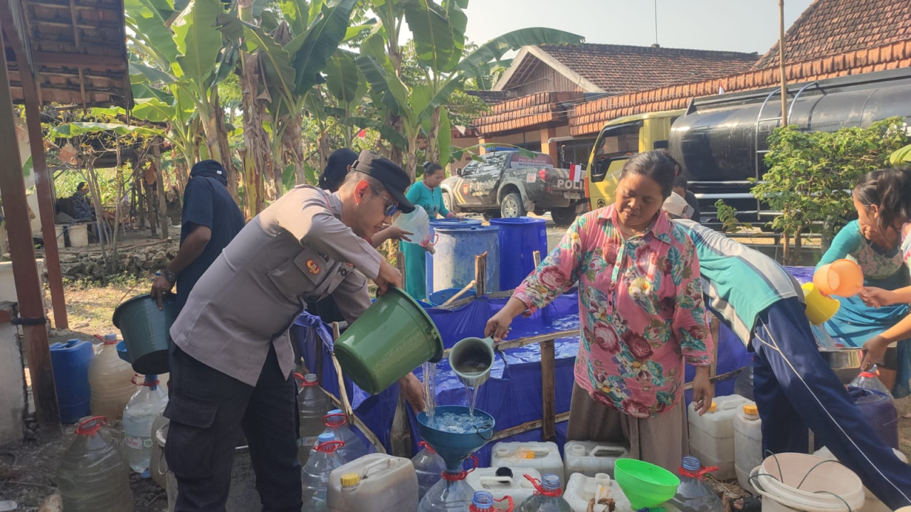 Air Bersih Mulai Sulit Didapat, Warga Bondol Dibantu 8.000 Liter dari Polisi