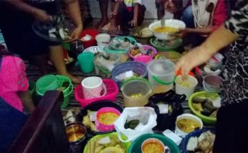 Tradisi Lebaran Ketupat di salah satu kecamatan di Surabaya Barat, dengan berkunjung dari rumah ke rumah membawa wadah untuk menampung ketupat dan sayur.